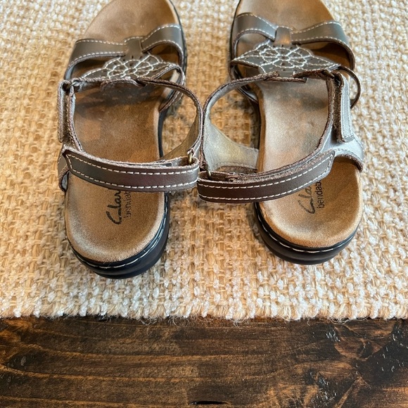 Clark’s Bendables sandals size 8.5, bronze, Velcro closure, EUC, cushioned comfy - Picture 3 of 6